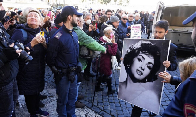 Τζίνα Λολομπρίτζιντα: Λαοθάλασσα στην κηδεία της στη Ρώμη - Λουλούδια έστειλε η Σοφία Λόρεν