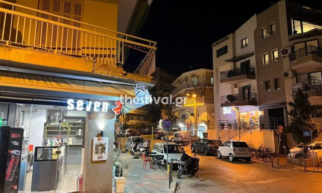 Θεσσαλονίκη: Νταλίκα πήρε παραμάζωμα μπαλκόνι διαμερίσματος