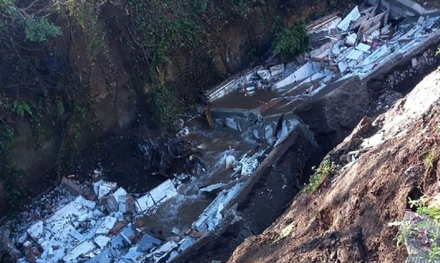 Ιταλία: Κατέρρευσε τμήμα νεκροταφείου - Φέρετρα κατέληξαν σε χαράδρα