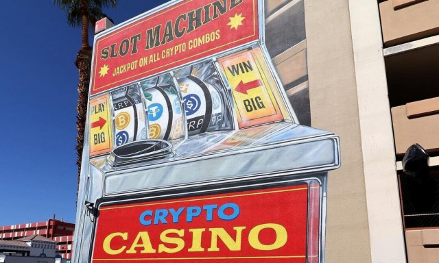 Λας Βέγκας: Η εντυπωσιακή τοιχογραφία με τον γιγαντιαίο «κουλοχέρη» από τον Leon Keer