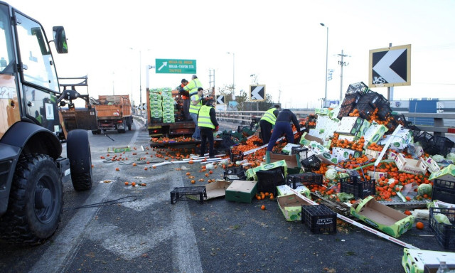 Κηφισός: Ανατροπή νταλίκας με πορτοκάλια - Άνοιξε η κάθοδος
