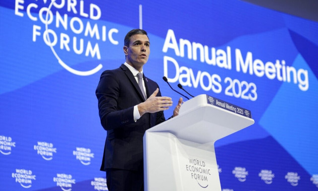 Νταβός: Ο Σάντσεθ καλεί τον Πούτιν να διαπραγματευτεί για να τερματιστεί ο πόλεμος