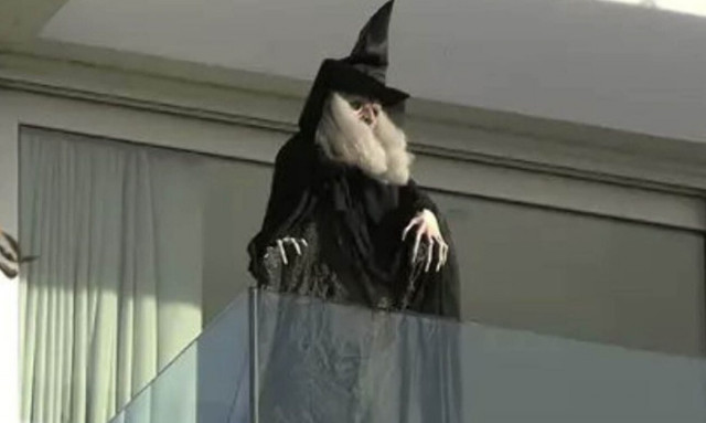 Η Σακίρα κοροϊδεύει την πρώην πεθερά της τοποθετώντας κούκλα «μάγισσα» στο μπαλκόνι της