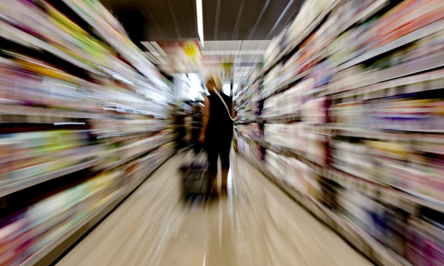 Το «κόλπο» στα ράφια: Η «λίστα της ντροπής» με τα προϊόντα που ακριβαίνουν και... μικραίνουν