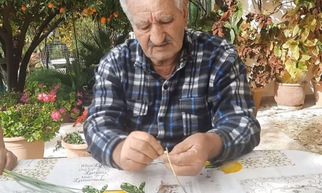 Κρήτη: Προβλέπει τον καιρό με ένα βολβό - Η απίστευτη αρχαία τεχνική που δίνει αποτελέσματα