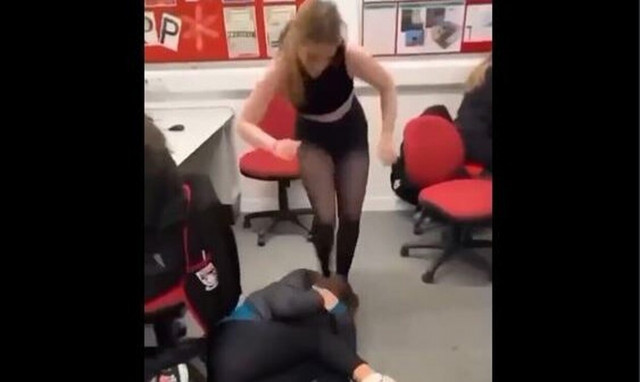 Σκωτία: Άγριος ξυλοδαρμός μαθήτριας από άλλη μαθήτρια μέσα σε σχολική αίθουσα