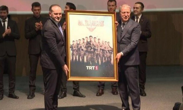 Νέες προκλήσεις Ακάρ: Παρουσίασε τηλεοπτική σειρά με τουρκική εισβολή στην Ελλάδα