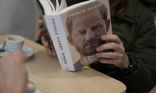 Πρίγκιπας Χάρι: «Χρυσές» πωλήσεις το βιβλίο του - 1,6 εκατομμύρια Αμερικανοί αγόρασαν το «Spare»