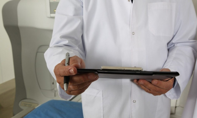 Ψευτογιατρός: «Μας έφαγε πάνω από 60.000 ευρώ και ο αδερφός μου πέθανε»