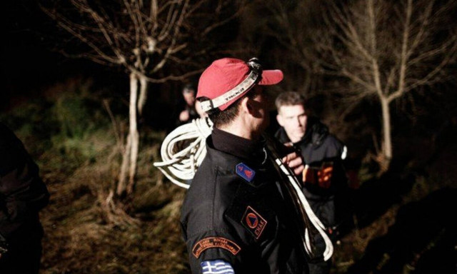 Φθιώτιδα: Περιπέτεια για 58χρονο που έπεσε σε γκρεμό με το αυτοκίνητό του