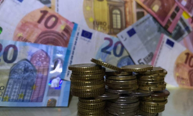 Περισσότερα μετρητά από ποτέ κρατούν οι επενδυτές διεθνώς