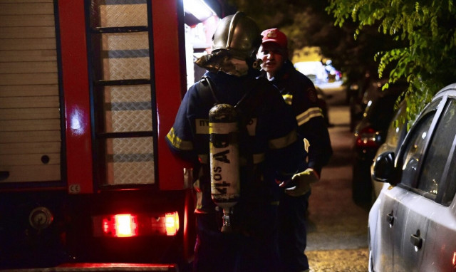 Συναγερμός στη Θεσσαλονίκη: Φωτιά σε ταράτσα κατοικίας