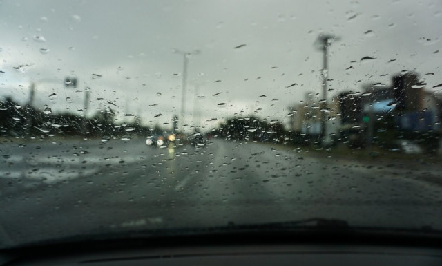 Κακοκαιρία: Συνεχίζονται οι βροχές και οι καταιγίδες την Κυριακή - Πού θα χιονίσει