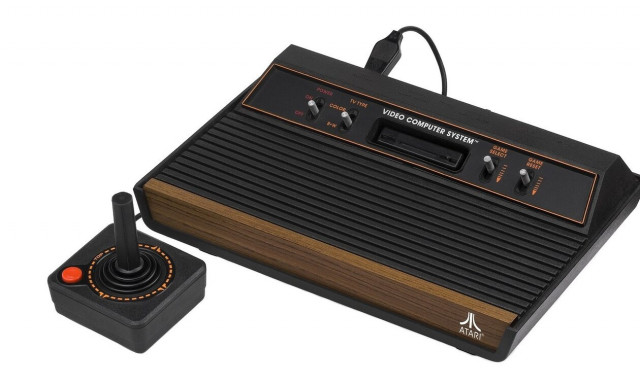 Ο συλλέκτης που έχει 185 ρετρό video games στο σπίτι του