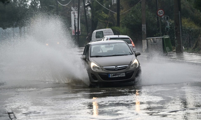 Έκτακτο δελτίο επιδείνωσης καιρού: Καταιγίδες μέχρι την Τρίτη - Πού θα «χτυπήσει» η κακοκαιρία