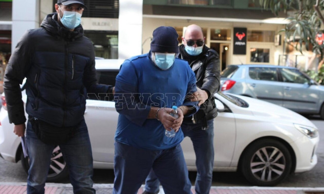 Έγκλημα στη Νίκαια: Ο συζυγοκτόνος ενώπιον του εισαγγελέα