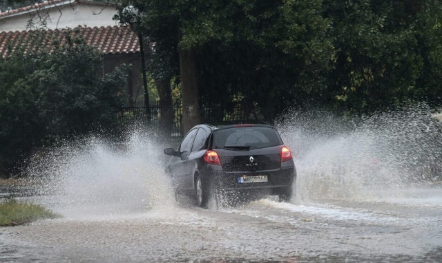 Η κακοκαιρία «σαρώνει» την Πιερία - Προβλήματα σε δρόμους και πλημμύρες