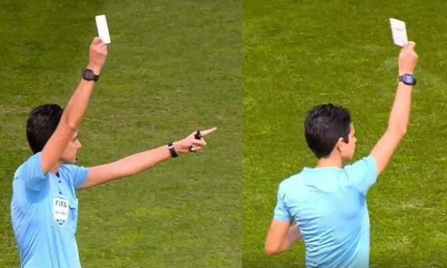 Ιστορική στιγμή: Διαιτητής έδειξε λευκή κάρτα σε αγώνα ποδοσφαίρου