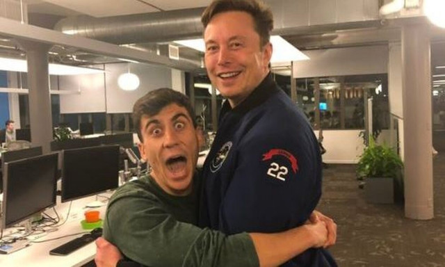 Η αγκαλιά με τον Έλον Μασκ