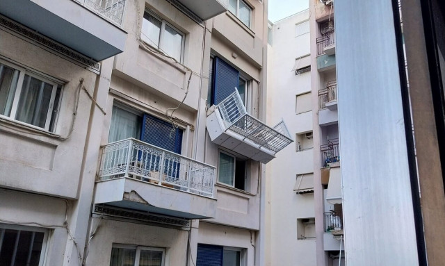Λεωφ.Συγγρού: Προσωρινή διακοπή λειτουργίας του ξενοδοχείου με το κρεμασμένο μπαλκόνι