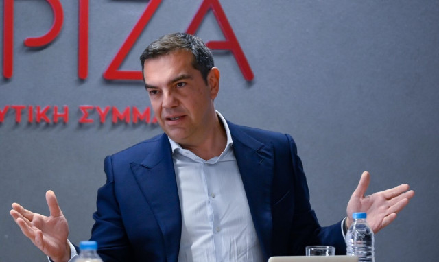Tsipras meets pensioners in Egaleo, pledges to restore 13th pension