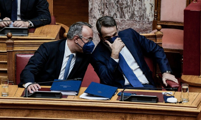 «Σπάει τον κουμπαρά» η κυβέρνηση; Ποια μέτρα επιδοματικού χαρακτήρα εξετάζει