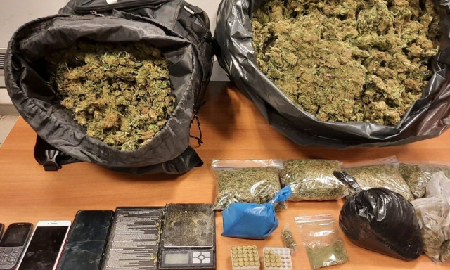 Απίστευτη σύλληψη στην Κρήτη: Κάλεσαν την οδική  για αυτοκίνητο που είχαν κρύψει 13 κιλά χασίς