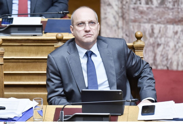 Σηκώνει το «γάντι» η κυβέρνηση: «Περιμένουμε την πρόταση μομφής»