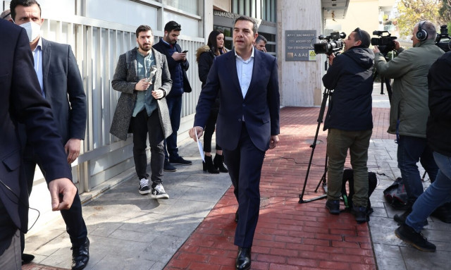 Αλέξης Τσίπρας: Πάει Βουλή με ονόματα, διευθύνσεις και τη μομφή στο τραπέζι