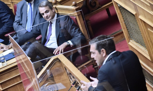 Παρακολουθήσεις: Παραίτηση Μητσοτάκη ζήτησε ο Τσίπρας, «κάντε πρόταση μομφής» απαντά η κυβέρνηση