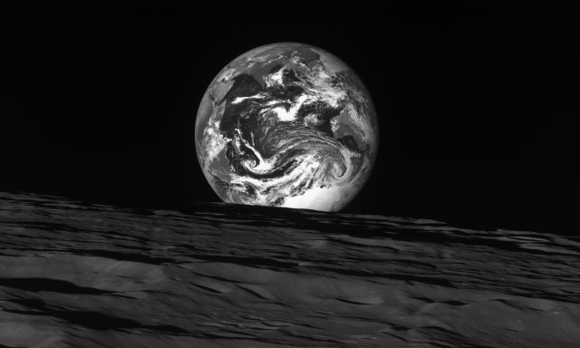 Εντυπωσιακές φωτογραφίες της Γης όπως φαίνεται από τη Σελήνη