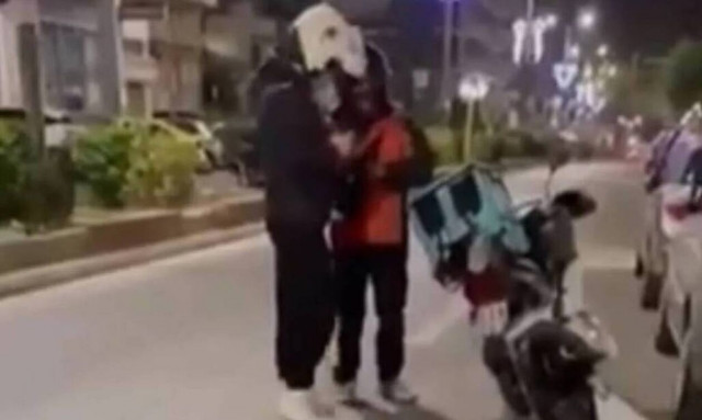 Ανησυχητικό περιστατικό στο Βύρωνα – Προσποιείται τον αστυνομικό και σταματά διανομείς για έλεγχο