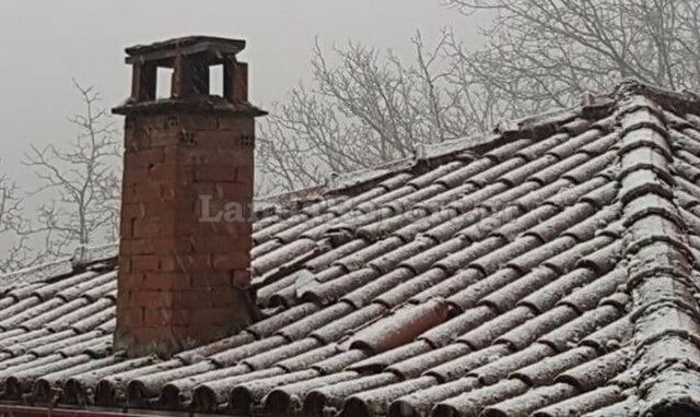 Καιρός: Έπεσαν τα πρώτα χιόνια στα ορεινά της Φθιώτιδας