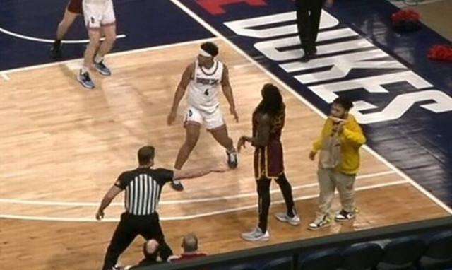 Ντελιβεράς διέκοψε αγώνα, για να δώσει παραγγελία - To video που έγινε viral