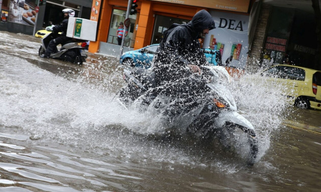 Καιρός: Ποιοι δρόμοι είναι κλειστοί στην Αττική - Πού υπάρχει κίνηση