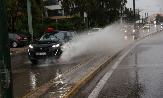 Κακοκαιρία: «Καταρράκτες» δημιουργήθηκαν στη Βασιλίσσης Σοφίας 