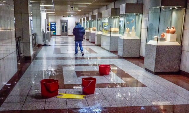 Με... κουβάδες αντιμετωπίστηκαν οι πλημμύρες στο μετρό της Αθήνας