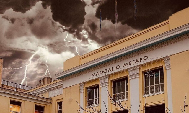 Κακοκαιρία: Η φωτογραφία με τους κεραυνούς στο Οικονομικό Πανεπιστήμιο που έγινε viral
