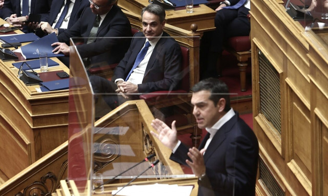 Στα ύψη η πολιτική αντιπαράθεση - Αύριο η μεγάλη μάχη Μητσοτάκη - Τσίπρα