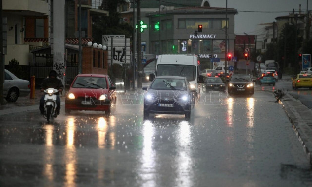 Καιρός: Χαλάζι και κλειστοί δρόμοι στην Αττική