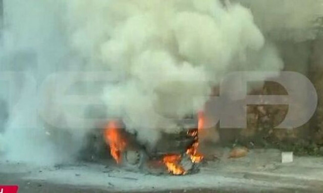 Πειραιώς: ΙΧ τυλίχτηκε στις φλόγες - Ο οδηγός προσπαθούσε να σβήσει τη φωτιά με μπουκαλάκια νερού