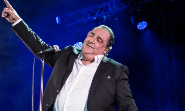 Βασίλης Καρράς: Η πρώτη εμφάνιση μετά την περιπέτεια υγείας - Αγνώριστος με λευκά μαλλιά και μούσια