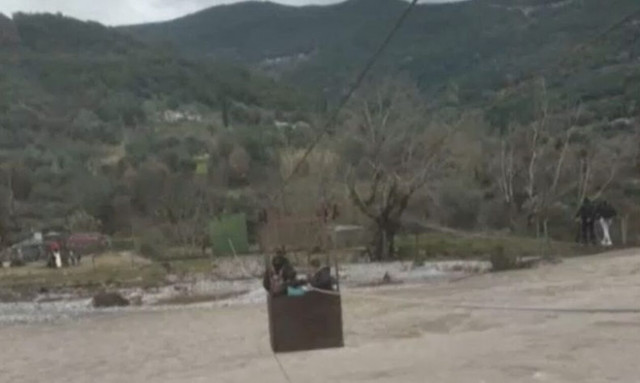 Θέρμο: «Δεν μας ενημέρωσαν», λέει ο δήμαρχος για μαθητές που πέρασαν με αυτοσχέδια γέφυρα το ποτάμι