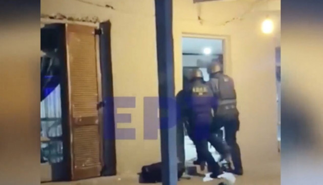 Ωρωπός: Η στιγμή που αστυνομικοί μπαίνουν στο σπίτι αργηχού σπείρας που ξάφριζε σπίτια