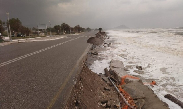 Καιρός: Η Ρόδος στο «έλεος» της κακοκαιρίας - Τα κύματα «κατάπιαν» τον δρόμο