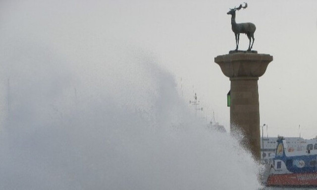 Καιρός τώρα: Στο έλεος των μποφόρ η Ρόδος – Ακυρώθηκαν δρομολόγια πλοίων