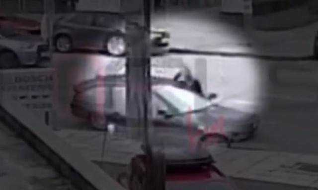 Θεσσαλονίκη: Καρέ καρέ η επίθεση αδίστακτου ληστή σε γυναίκα - Άρπαξε τσάντα με 14.000 ευρώ