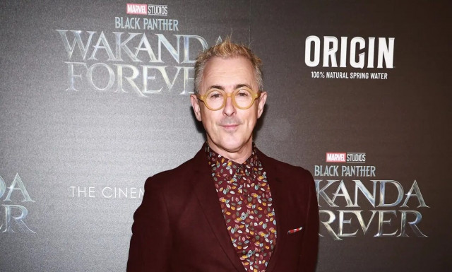 Άλαν Κάμινγκ: Επιστρέφει το βασιλικό παράσημο και καταγγέλει τοξικότητα της αυτοκρατόριας