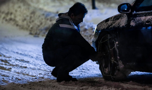 Στα λευκά η Ευρυτανία – Σε ποια σημεία έχει διακοπεί η κυκλοφορία και που χρειάζονται αλυσίδες