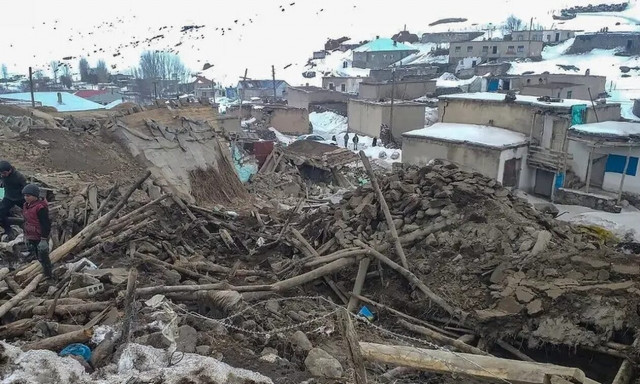 Ιράν: Τρεις νεκροί και εκατοντάδες τραυματίες από τον σεισμό στα σύνορα με την Τουρκία